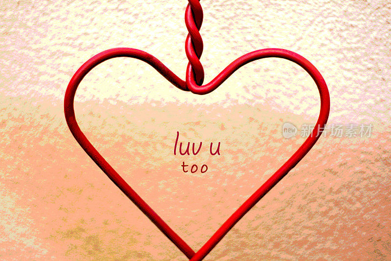 红色心形，里面写着“love u too”
